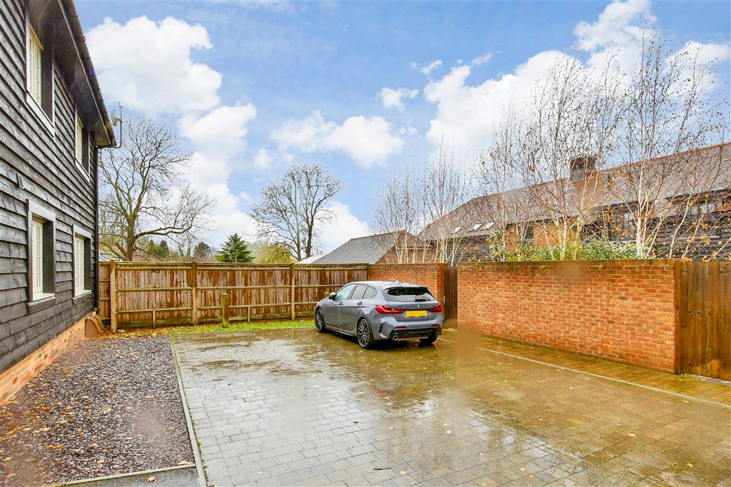 Property photo 2 of 2 Driveway/Parking