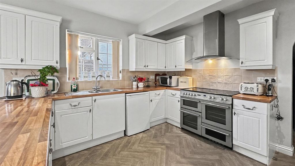 Property photo 3 of 12 Kitchen