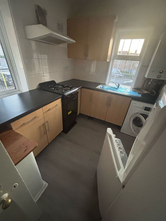 Property photo 3 of 5 Modern Fitted Kitchen