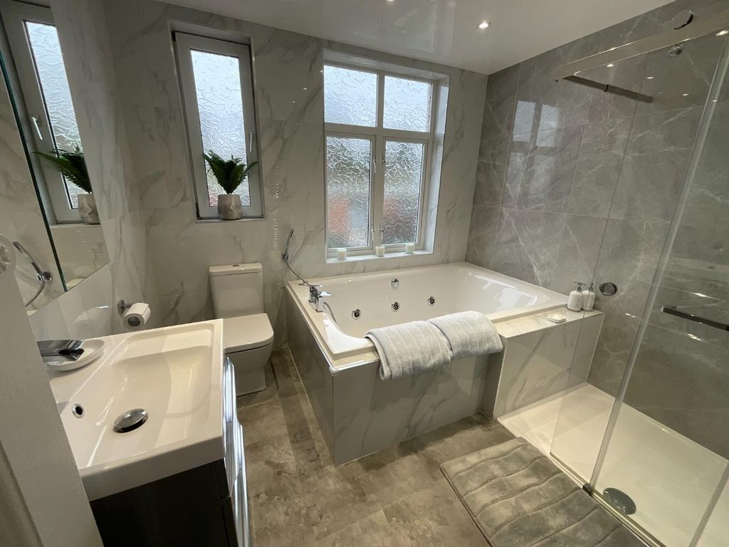 Property photo 3 of 26 Family Bathroom