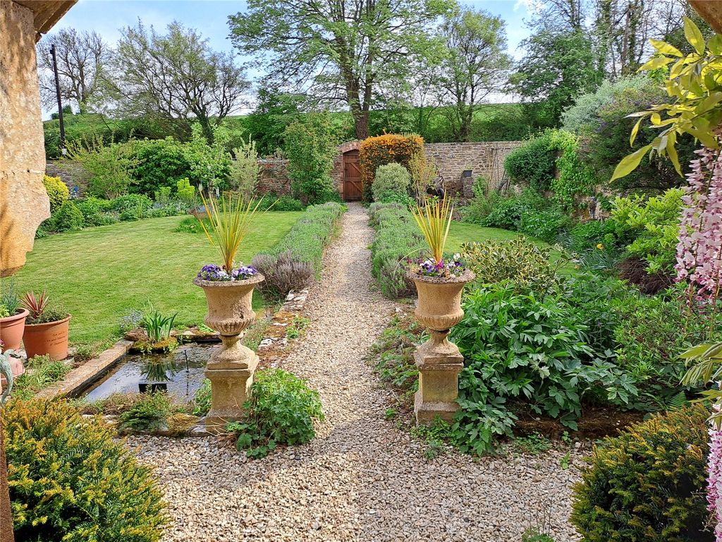 Property photo 2 of 19 Garden