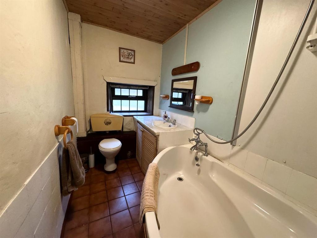 Property photo 3 of 11 Bathroom
