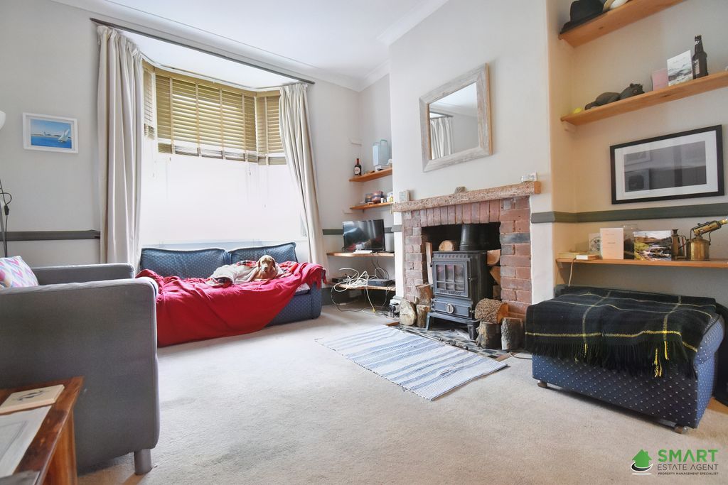 Property photo 3 of 17 Lounge