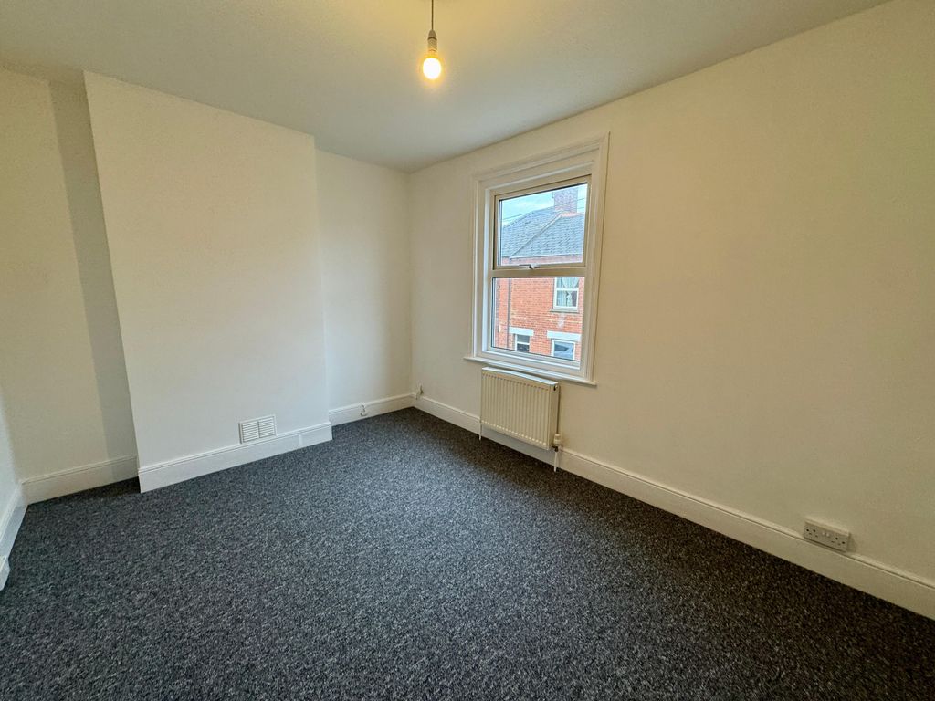 Property photo 3 of 7 Bed 1