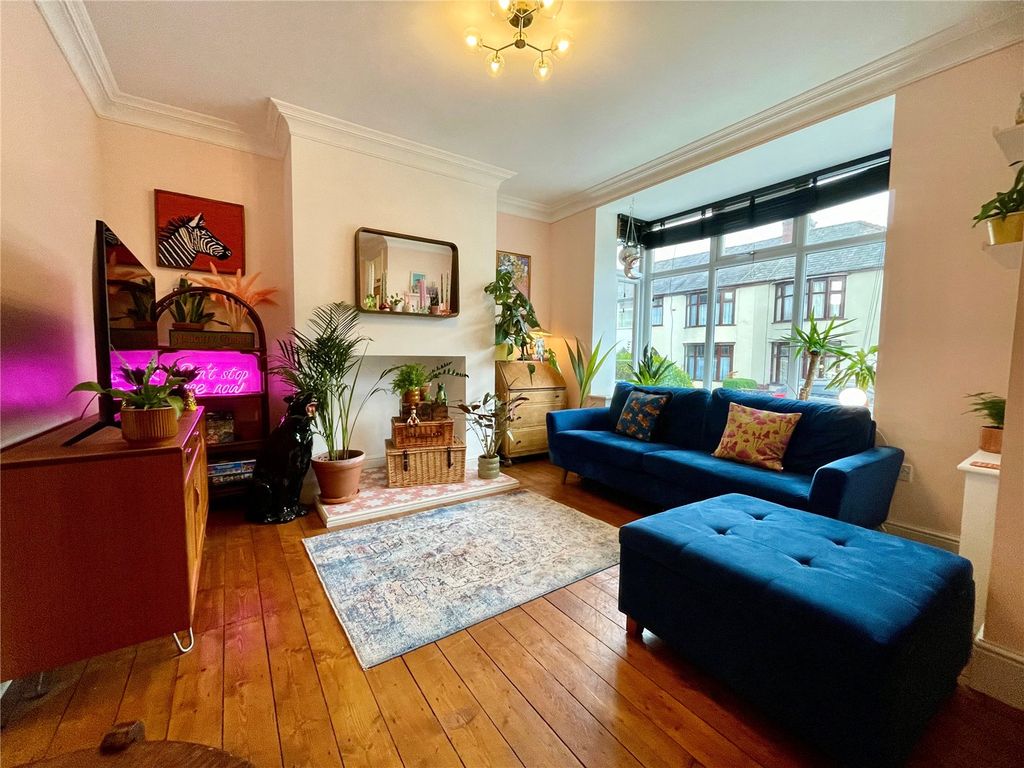 Property photo 2 of 17 Lounge