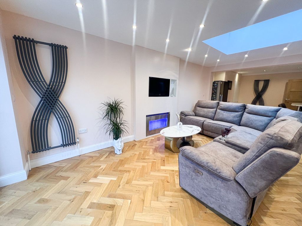 Property photo 2 of 28 St. Barnabas Rd Ig8