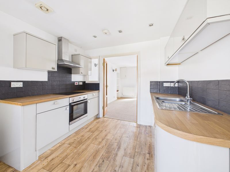 Property photo 3 of 11 Kitchen