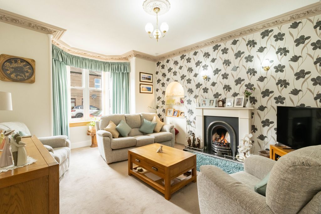 Property photo 2 of 32 Lounge