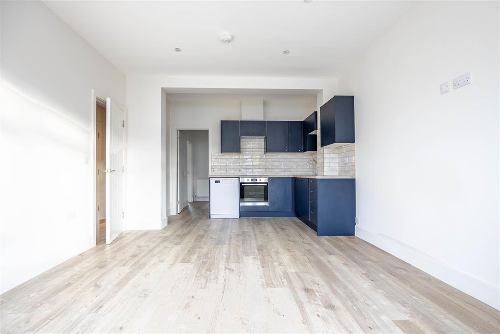 Property photo 2 of 14 Lounge/Kitchen
