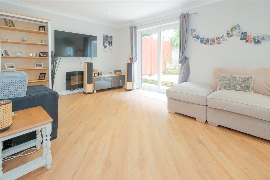 Property photo 3 of 20 Hewitt Close 1.Jpg