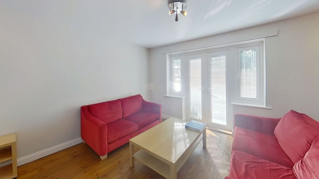 Property photo 3 of 12 Bright, Tidy Living Room With Matching Red Sofas, ...