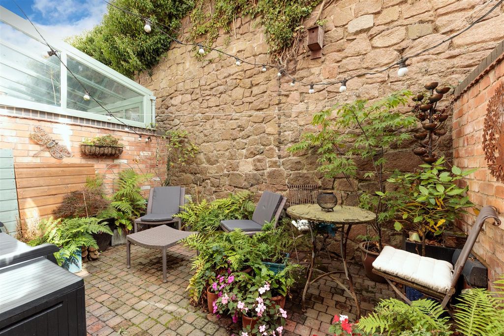 Property photo 2 of 15 Garden.Jpg