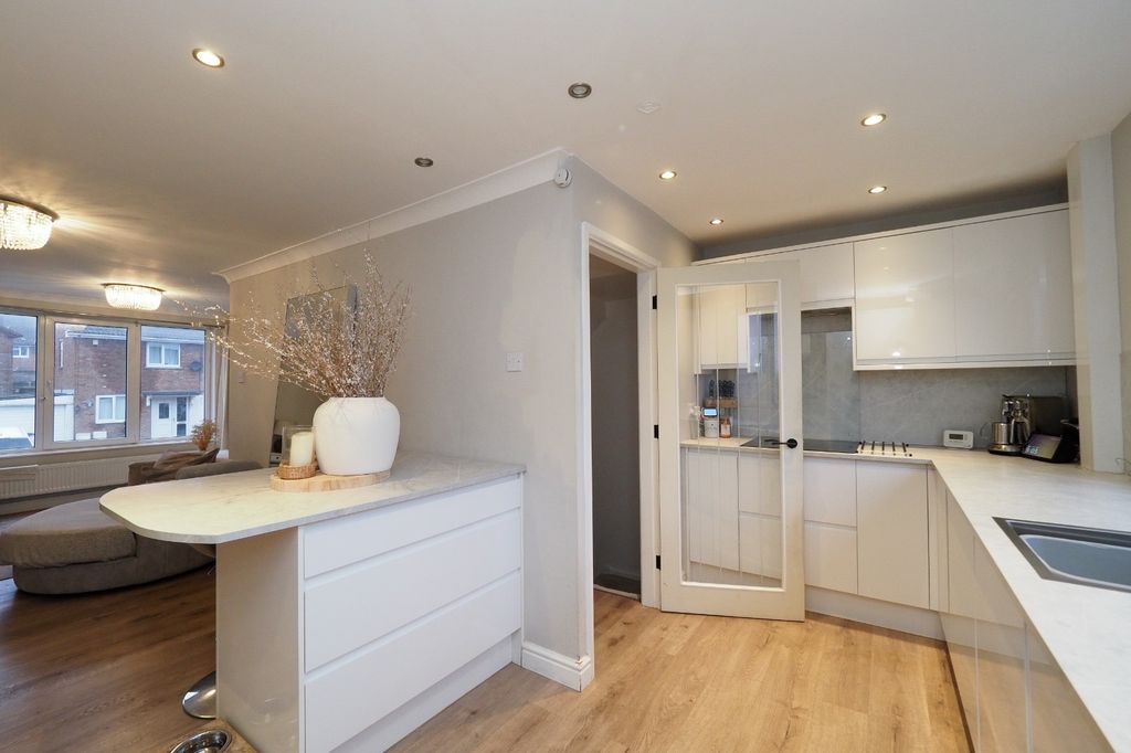 Property photo 1 of 24 6c3F66B6-3Cbb-4777-9c7d-33746F360Cab
