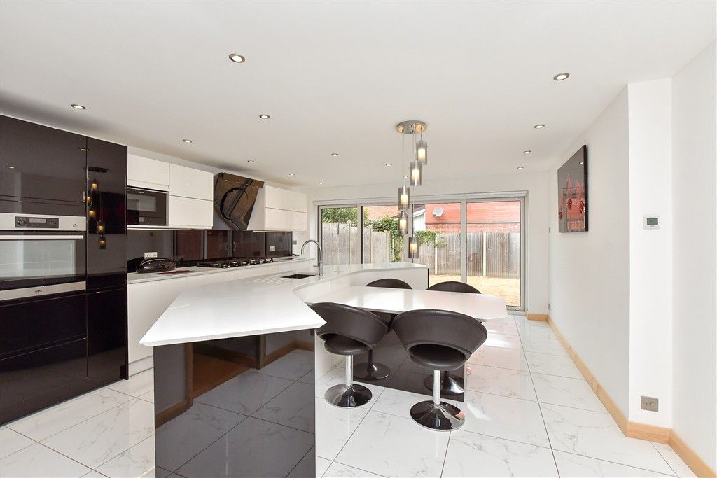 Property photo 2 of 16 Kitchen/ Breakfast Room