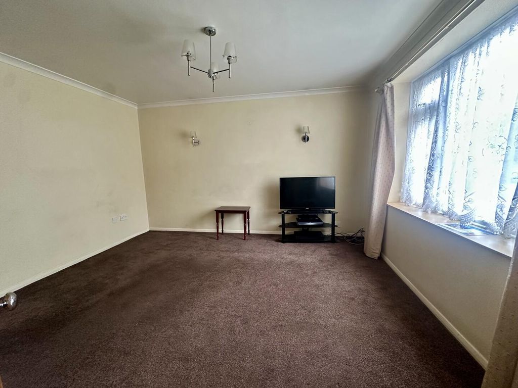 Property photo 3 of 11 Living Room