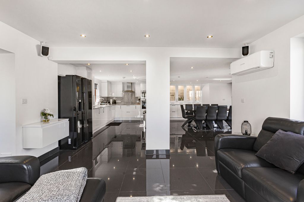 Property photo 3 of 25 18_49307