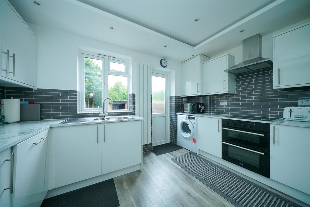 Property photo 3 of 20 79-Batchwood-Drive-1029.Jpg