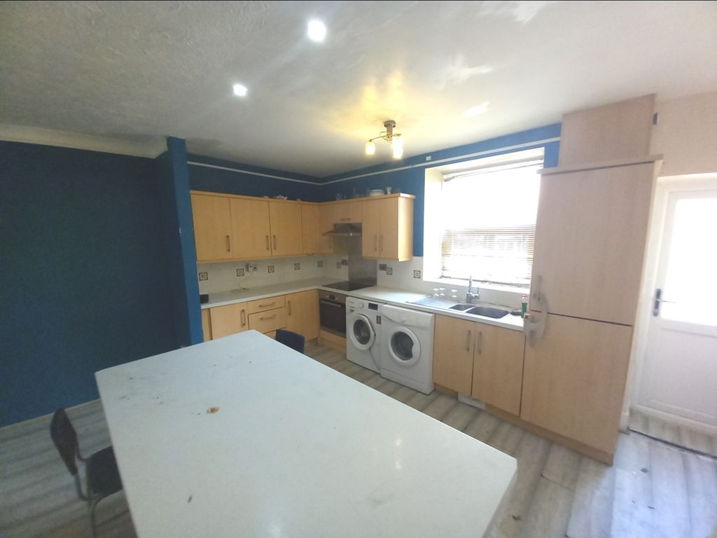 Property photo 3 of 8 Kitchen