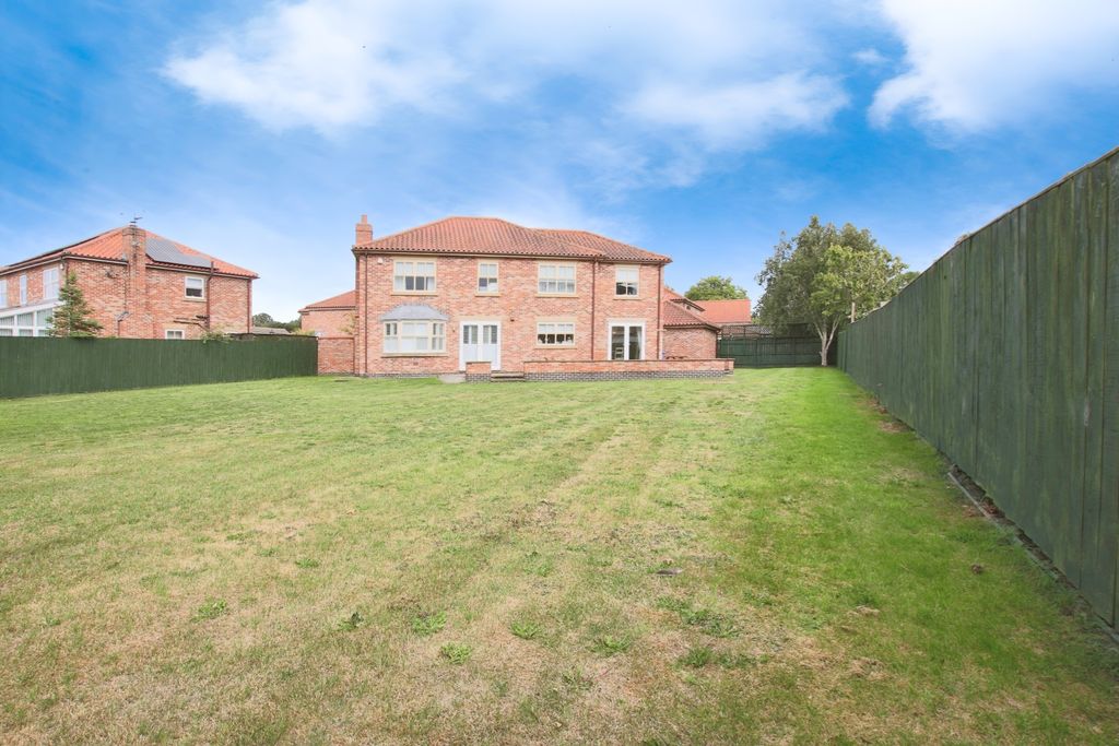 Property photo 2 of 18 4464105