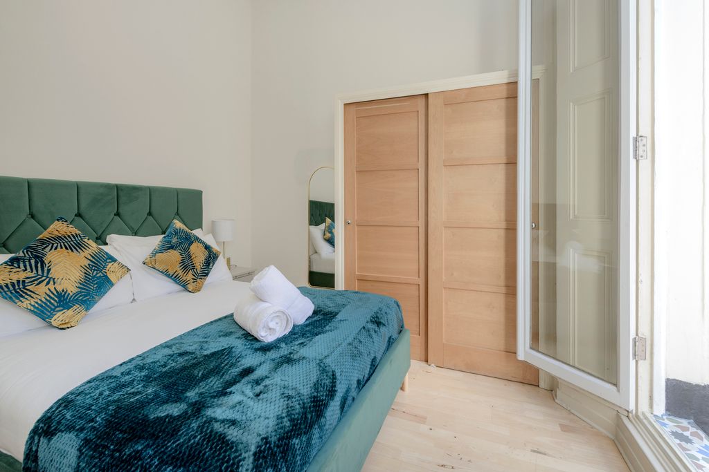 Property photo 1 of 11 3@33 Clanricarde Gdns-9876.Jpg