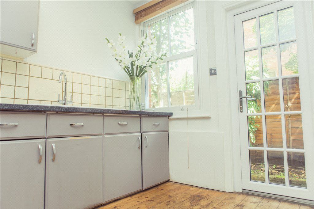 Property photo 3 of 12 Kitchen