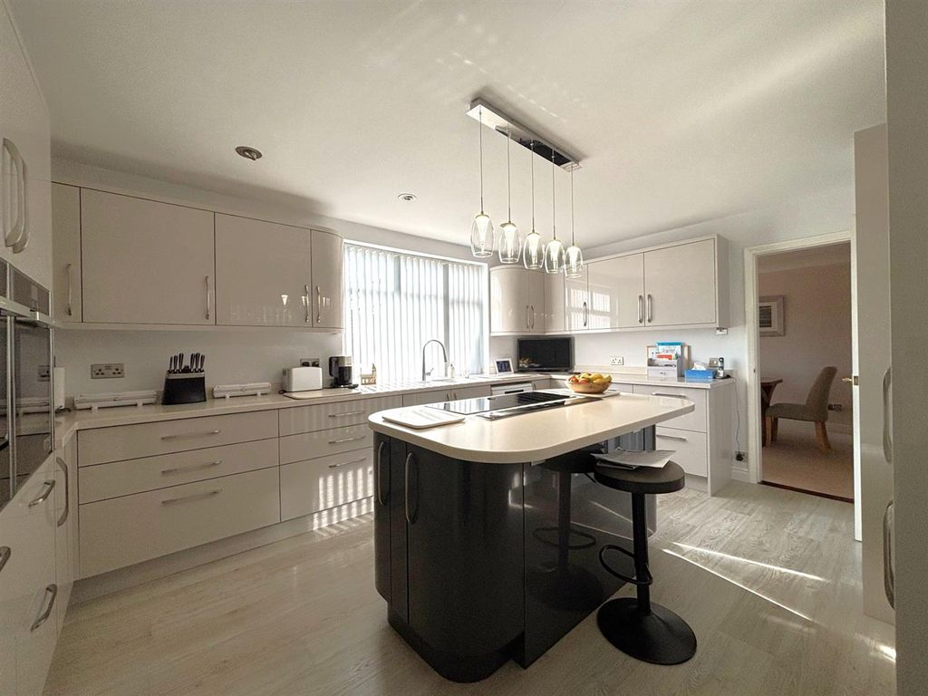 Property photo 3 of 27 Kitchen