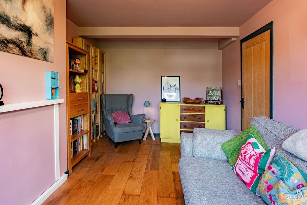 Property photo 2 of 32