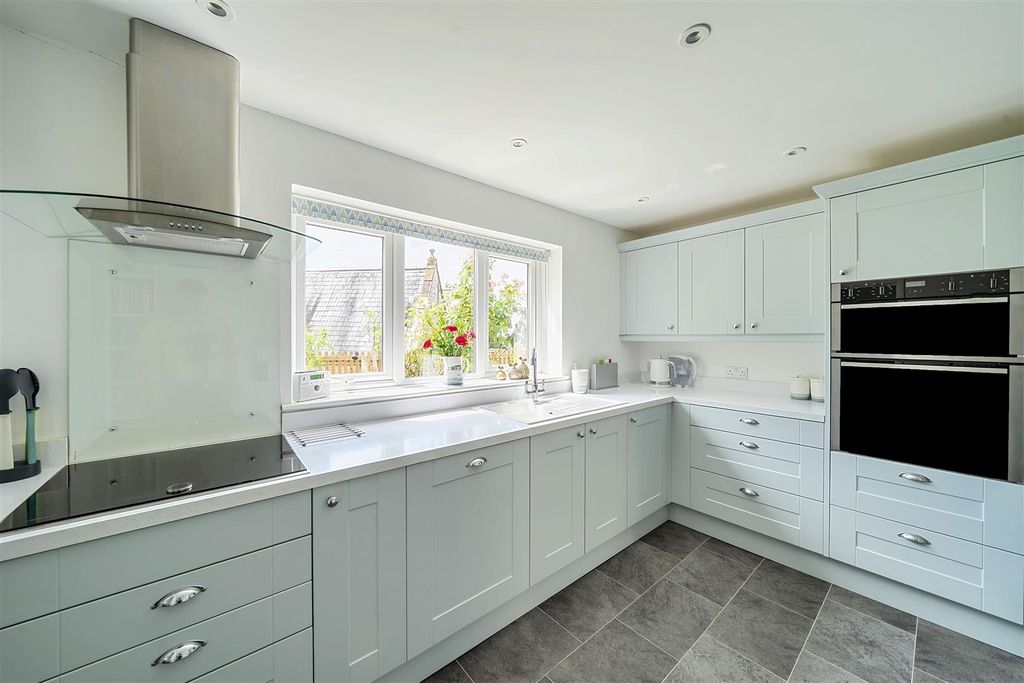 Property photo 3 of 25 Kitchen
