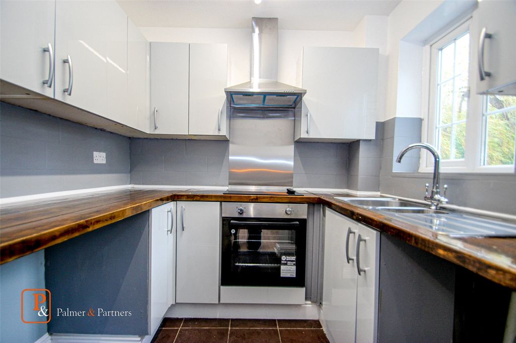 Property photo 2 of 7 Kitchen