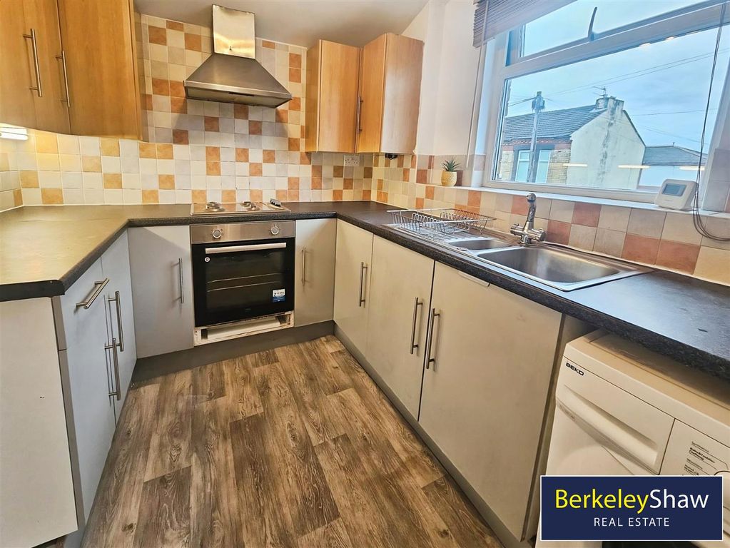 Property photo 2 of 6 Kitchen