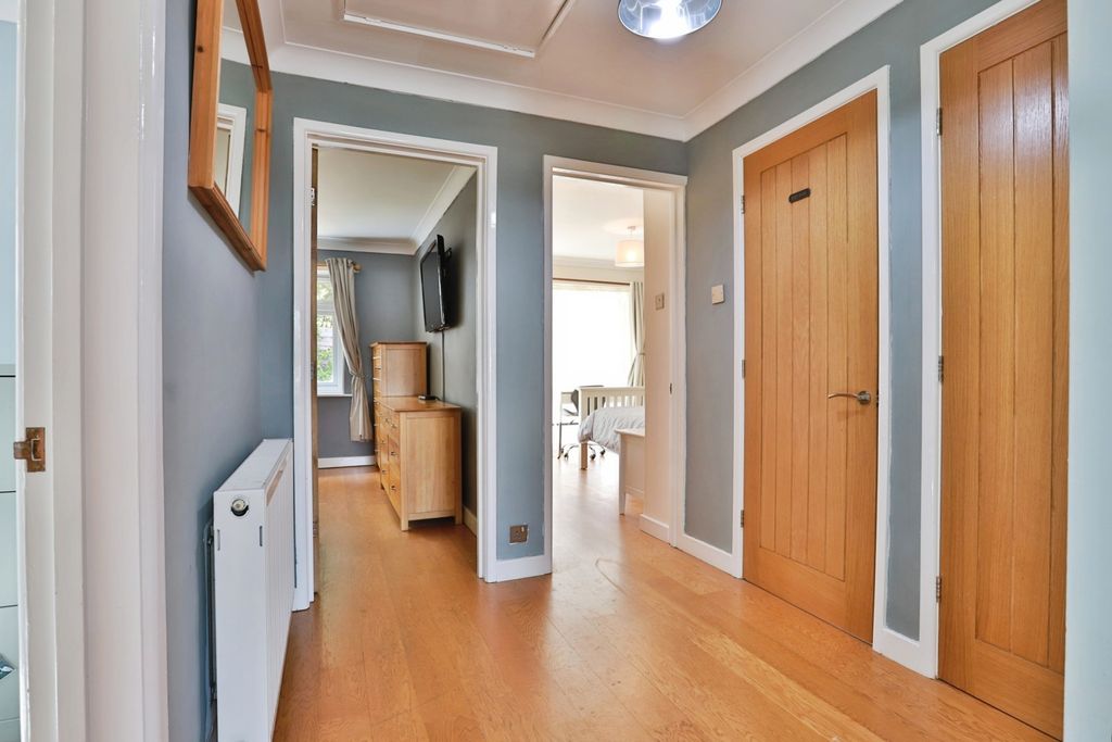 Property photo 3 of 19 Entrance Hall