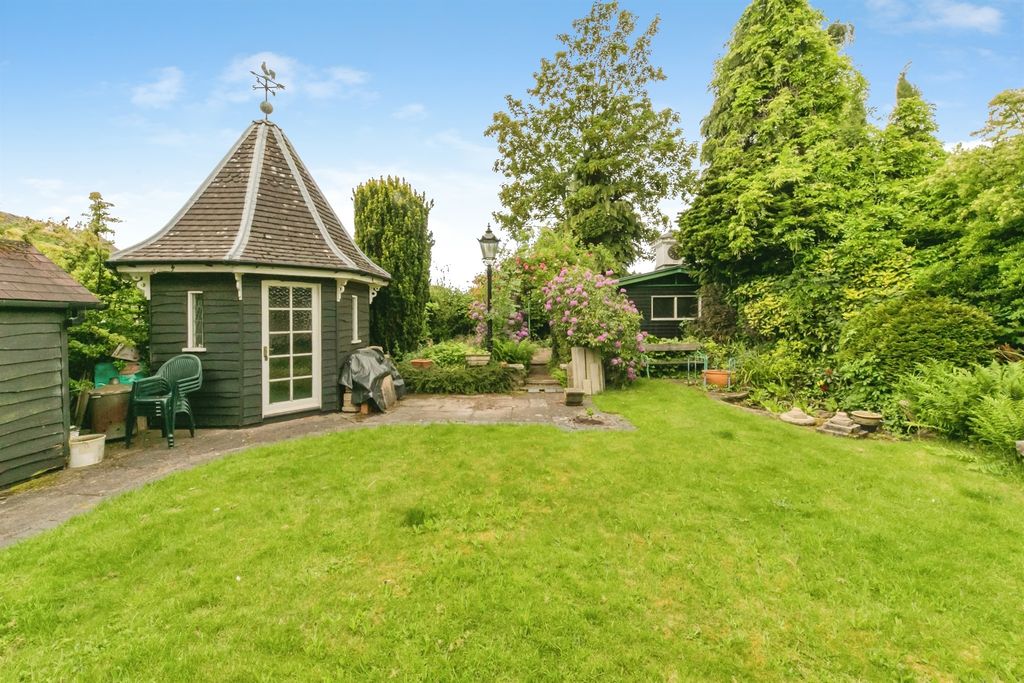 Property photo 2 of 21 Gardens: