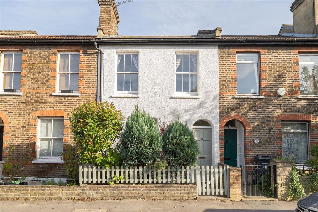 Property photo 1 of 26 Cowley Road, E11