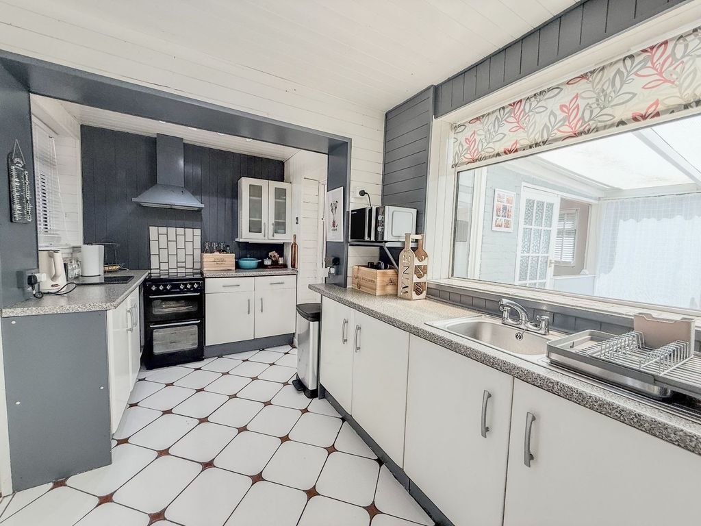 Property photo 3 of 12 Kitchen