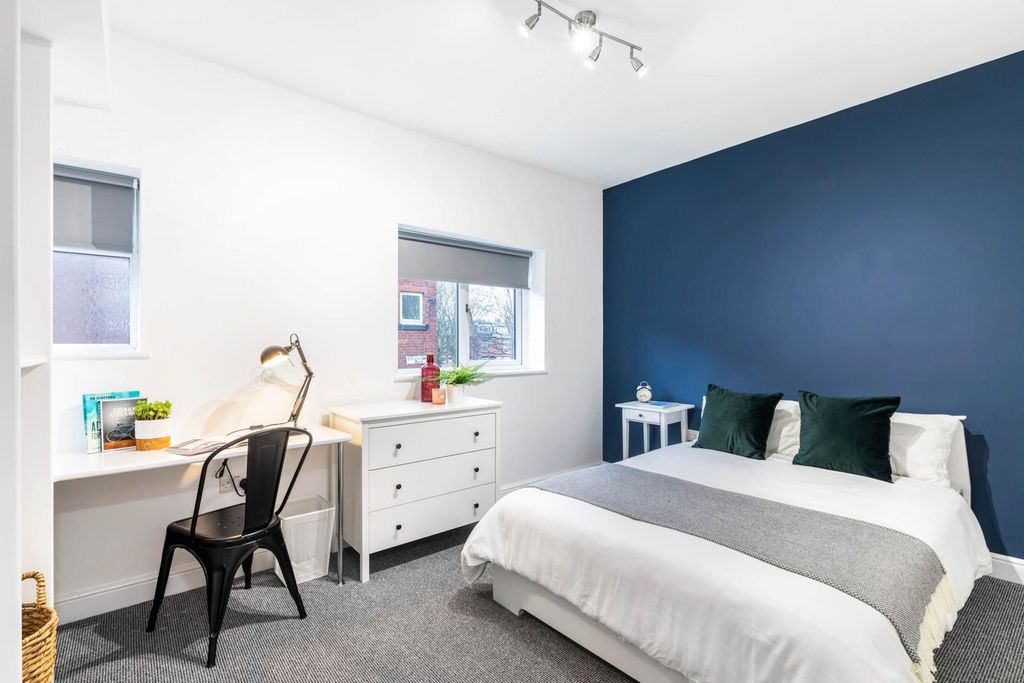 Property photo 2 of 11 Bright, Modern Bedroom With A Comfortable Double B...
