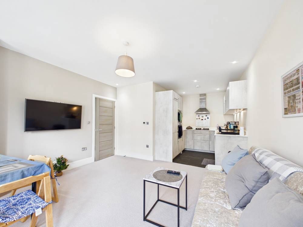 Property photo 2 of 12 Giraffe360-Still003