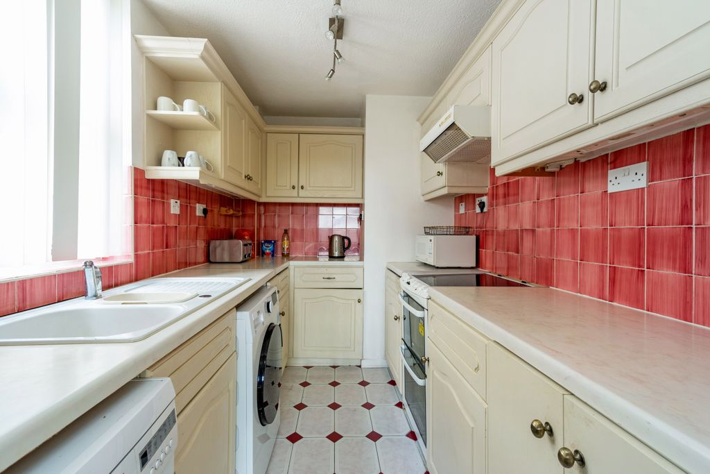 Property photo 3 of 10 Kitchen