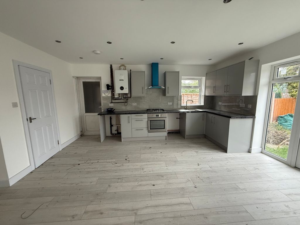 Property photo 3 of 14 20251009_103130539_Ios