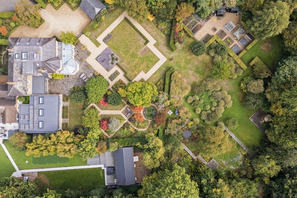 Property photo 2 of 31