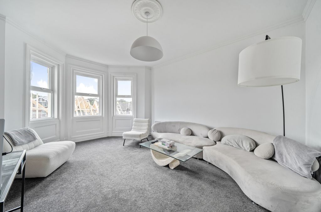 Property photo 1 of 13 Lounge