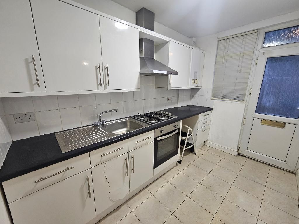 Property photo 2 of 8 Kitchen