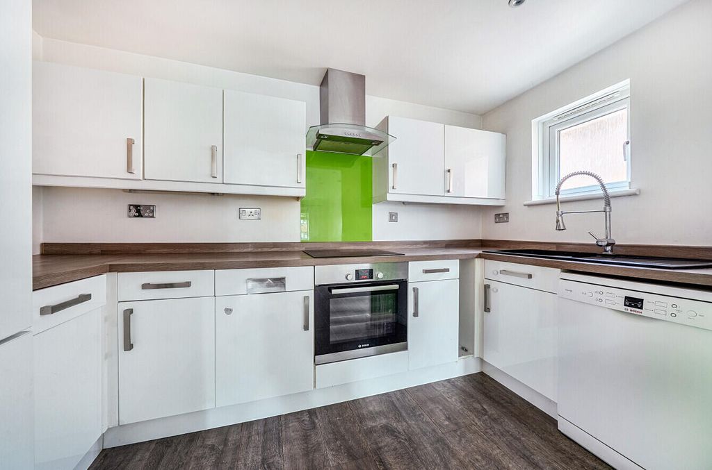Property photo 3 of 11 Kitchen