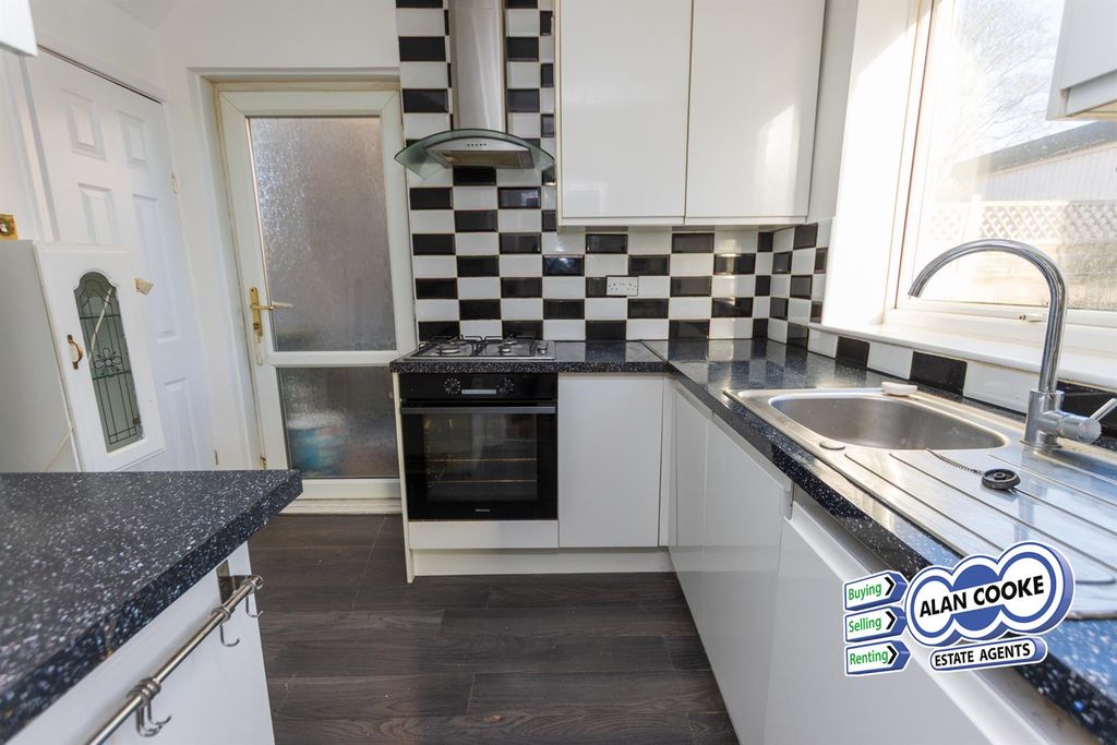 Property photo 2 of 10 Kitchen