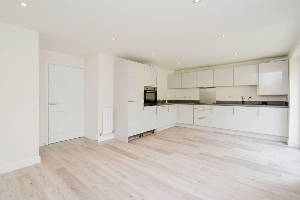 Property photo 3 of 8 Kitchen