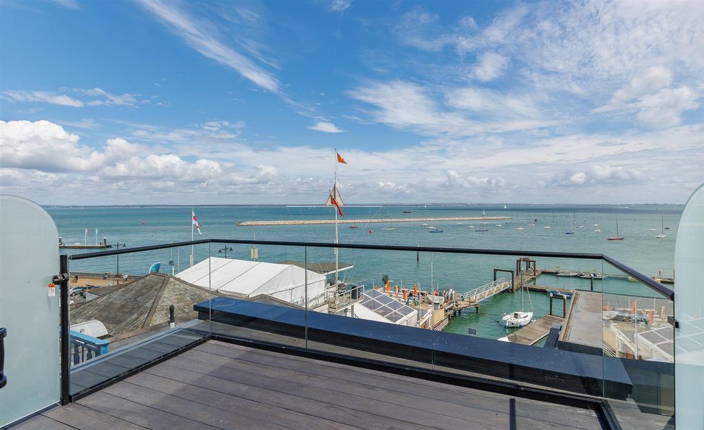 Property photo 2 of 34 4th Floor Roof Terrace