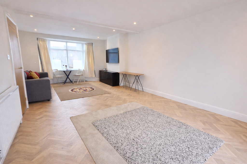 Property photo 2 of 19 Lounge