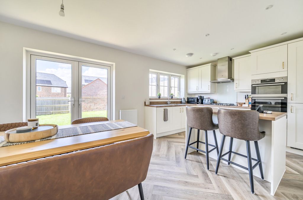 Property photo 2 of 12 1340444-11-68B5B2...