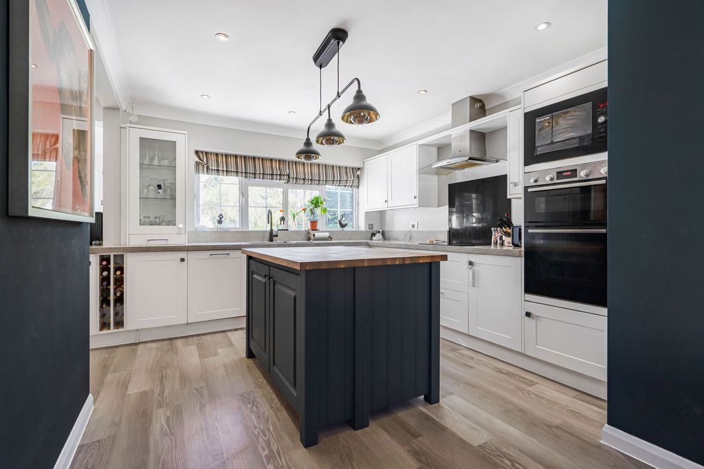 Property photo 2 of 34