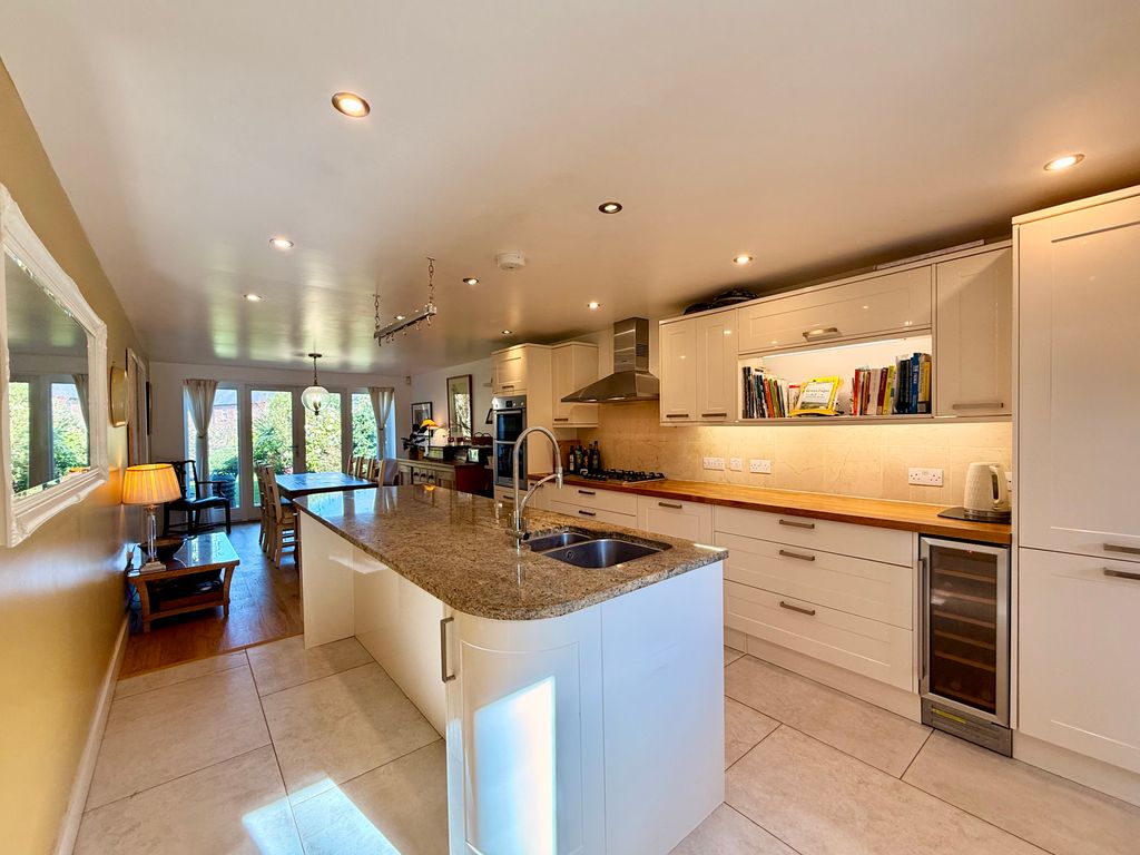 Property photo 3 of 17 Kitchen Dining Area