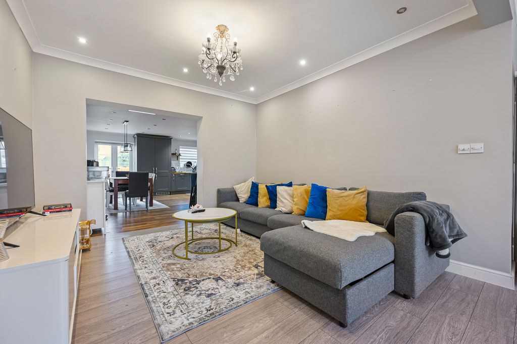 Property photo 3 of 12 4